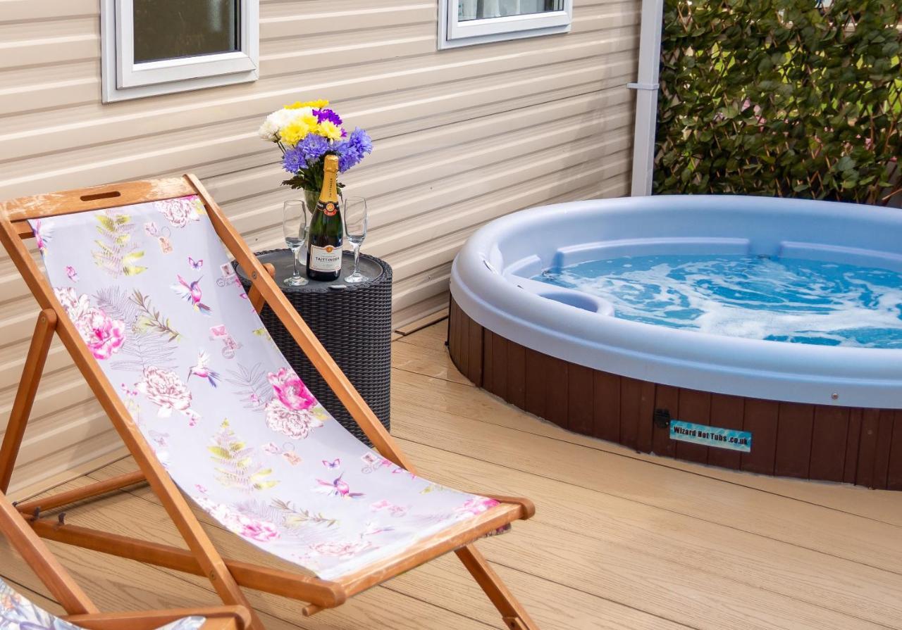 Luxury Lancaster Lodge - The Best Hot Tub Getaway! 塔特舍尔 外观 照片