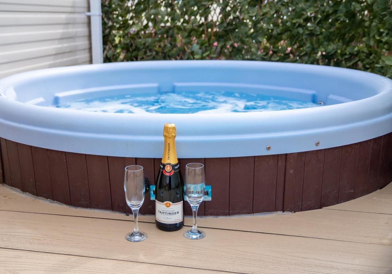 Luxury Lancaster Lodge - The Best Hot Tub Getaway! 塔特舍尔 外观 照片